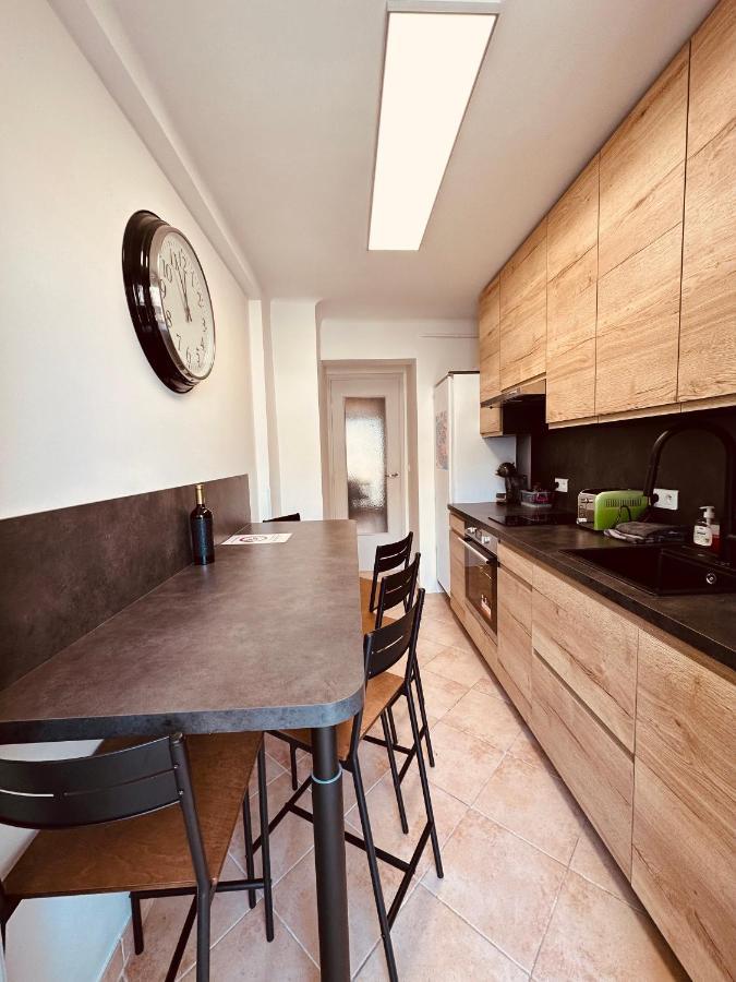 The - 3 Rooms, 3air Cond, 3tv, 3fans, 2 Wc, Wifi Everywhere 5min Aeroport, Train, Beach, 1min Tram, 15 Min Centre, Port, Parking Possible * Nizza