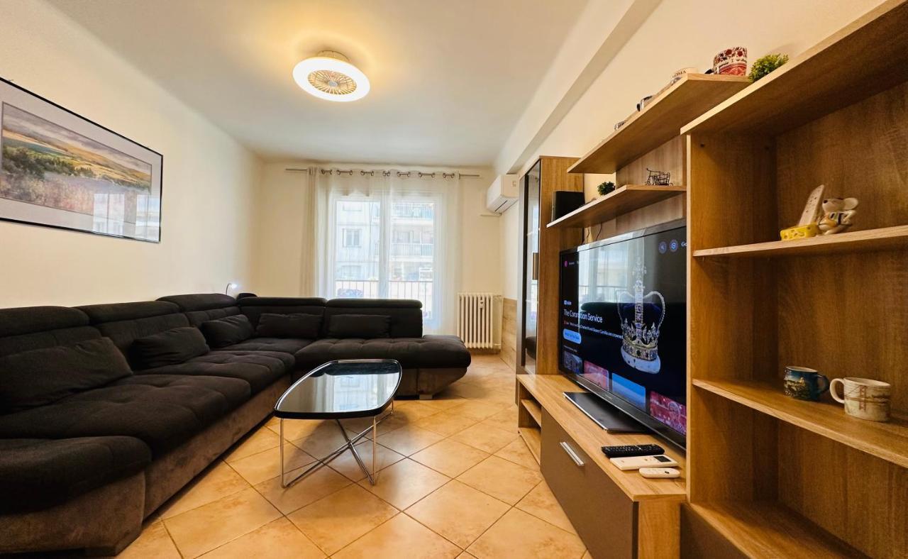 The - 3 Rooms, 3air Cond, 3tv, 3fans, 2 Wc, Wifi Everywhere 5min Aeroport, Train, Beach, 1min Tram, 15 Min Centre, Port, Parking Possible *