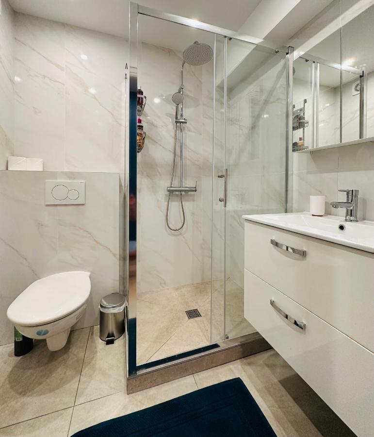 Apartment The - 3 Rooms, 3air Cond, 3tv, 3fans, 2 Wc, Wifi Everywhere 5min Aeroport, Train, Beach, 1min Tram, 15 Min Centre, Port, Parking Possible Nizza