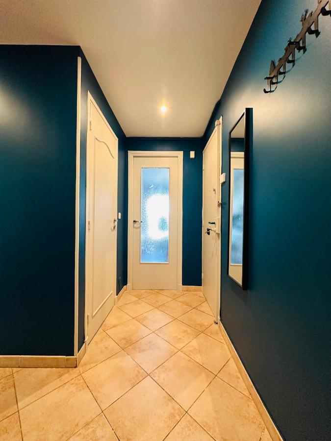 The - 3 Rooms, 3air Cond, 3tv, 3fans, 2 Wc, Wifi Everywhere 5min Aeroport, Train, Beach, 1min Tram, 15 Min Centre, Port, Parking Possible Apartment