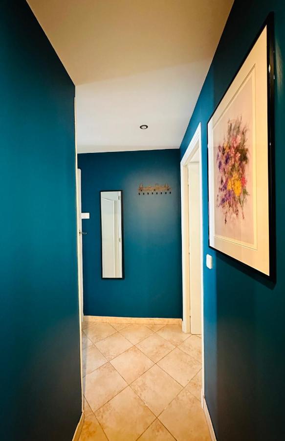Apartment The - 3 Rooms, 3air Cond, 3tv, 3fans, 2 Wc, Wifi Everywhere 5min Aeroport, Train, Beach, 1min Tram, 15 Min Centre, Port, Parking Possible *