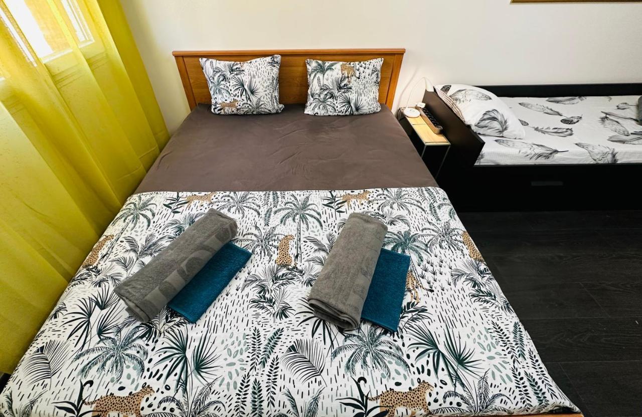 The - 3 Rooms, 3air Cond, 3tv, 3fans, 2 Wc, Wifi Everywhere 5min Aeroport, Train, Beach, 1min Tram, 15 Min Centre, Port, Parking Possible Apartment