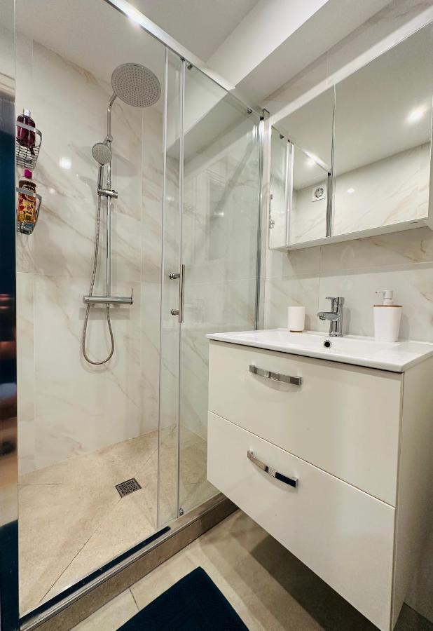 The - 3 Rooms, 3air Cond, 3tv, 3fans, 2 Wc, Wifi Everywhere 5min Aeroport, Train, Beach, 1min Tram, 15 Min Centre, Port, Parking Possible Apartment *