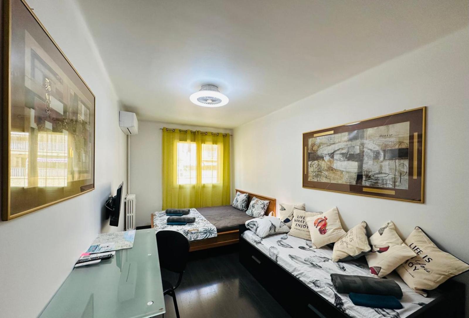 The - 3 Rooms, 3air Cond, 3tv, 3fans, 2 Wc, Wifi Everywhere 5min Aeroport, Train, Beach, 1min Tram, 15 Min Centre, Port, Parking Possible